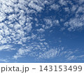 青空に広がる白い雲の風景 143153499