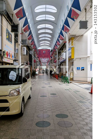 商店街の朝の閑散とした風景 商店街の朝の閑散とした風景 143153502