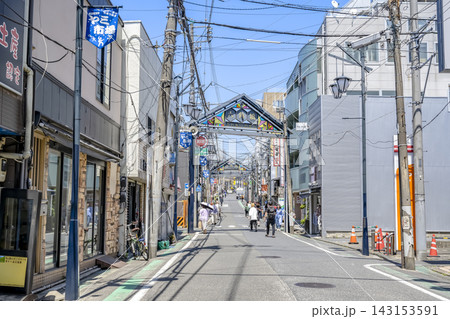 神奈川県横浜市 白楽駅近くの六角橋商店街 神奈川県横浜市 白楽駅近くの六角橋商店街 143153591