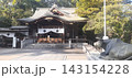 新緑に包まれた、布多天神社の拝殿 143154228