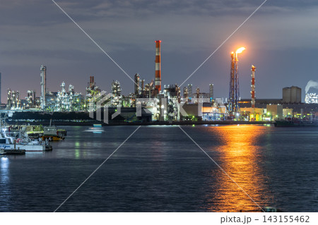 川崎の臨海工業地帯に広がる工場夜景 川崎の臨海工業地帯に広がる工場夜景 143155462