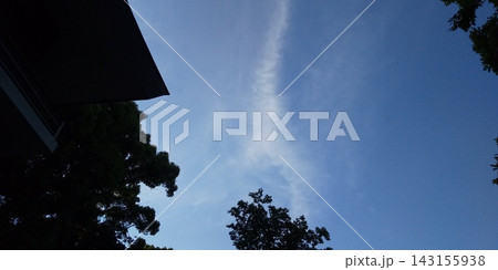 空を見上げて 空を見上げて 143155938