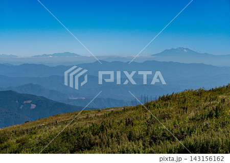 伊吹山山頂から見下ろす絶景のパノラマ風景 143156162