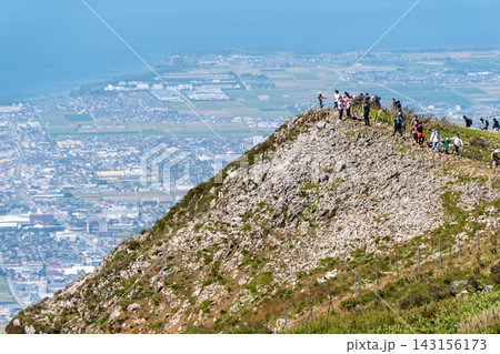 伊吹山山頂から見下ろす絶景のパノラマ風景 伊吹山山頂から見下ろす絶景のパノラマ風景 143156173