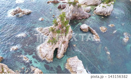 透明度抜群のエメラルドグリーンに輝く城原海岸の海 透明度抜群のエメラルドグリーンに輝く城原海岸の海 143156382