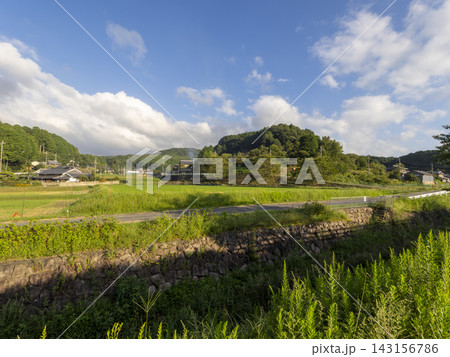 田畑が広がる里山の風景 田畑が広がる里山の風景 143156786