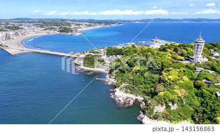 広大な海に浮かぶ江の島と弁天橋│湘南の絶景空撮 143156863