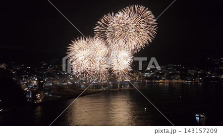 美しい大輪が夜空に咲き誇る熱海海上花火大会の絶景空撮 美しい大輪が夜空に咲き誇る熱海海上花火大会の絶景空撮 143157209