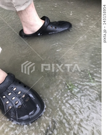 深い水たまりに立つ 143158954