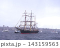 帆船パレードに参加するジェームス・クレイグ 143159563