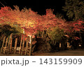 ライトアップされ赤やオレンジ色が鮮やかな筑波山の紅葉 143159909