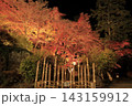 ライトアップされ赤やオレンジ色が鮮やかな筑波山の紅葉 143159912