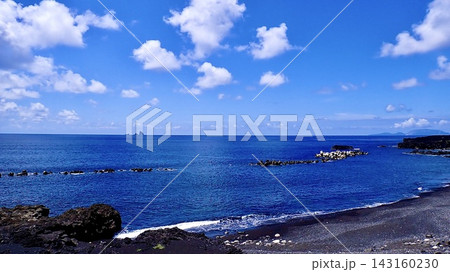 三宅島・錆ヶ浜海水浴場の黒砂海岸と青い海 三宅島・錆ヶ浜海水浴場の黒砂海岸と青い海 143160230