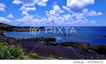 三宅島・錆ヶ浜海水浴場の黒砂海岸と青い海 143160232