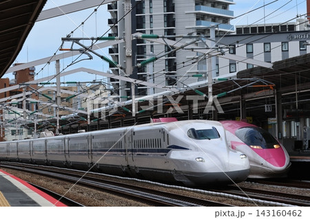 西明石駅で通過待ちをする500系(ハローキティ新幹線) 西明石駅で通過待ちをする500系(ハローキティ新幹線) 143160462