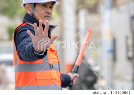 建築現場で働くシニア 交通誘導 建築現場で働くシニア 交通誘導 143160661