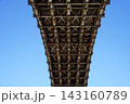 下から見上げた明石海峡大橋 143160789