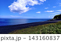 三宅島・大久保浜海水浴場の広大な黒砂海岸と青い海 143160837