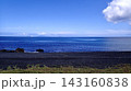 三宅島・大久保浜海水浴場の広大な黒砂海岸と青い海 143160838