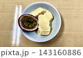バニラアイスと新鮮なパッションフルーツのデザート 143160886