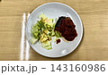 ツムブリのカルパッチョと新鮮なレタスサラダのワンプレート 143160986