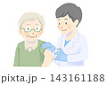 医者から予防接種を受けるシニア男性 143161188