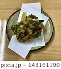 和皿の上でサクッと揚がった明日葉の天ぷら 143161190