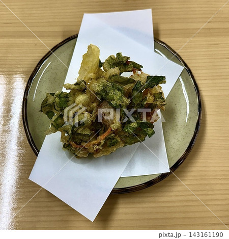 和皿の上でサクッと揚がった明日葉の天ぷら 143161190