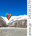 雪山と青空を飛ぶカラフルな熱気球の風景(上部コピースペース・縦位置) 雪山と青空を飛ぶカラフルな熱気球の風景(上部コピースペース・縦位置) 143161270