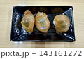 黒皿に並ぶ艶やかなメダイのづけ刺身寿司 143161272