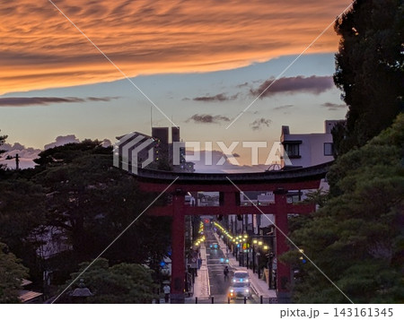 盛岡八幡宮の鳥居から望む夕焼け 盛岡八幡宮の鳥居から望む夕焼け 143161345