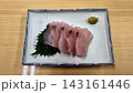 白地角皿に美しく盛られた新鮮なメダイの刺身 143161446