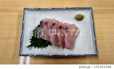 白地角皿に美しく盛られた新鮮なメダイの刺身 143161446