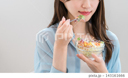 家でサラダを食べるダイエット中の若いアジア人女性 143161666