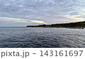 三宅島・阿古港の朝日に染まる静かな港と海の風景 143161697