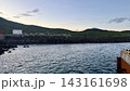 三宅島・阿古港の朝日に染まる静かな港と海の風景 143161698