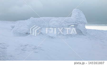 激しい吹雪と強風が作り出した氷の造形 蔵王連峰・刈田岳周辺の凍結したリフト施設 激しい吹雪と強風が作り出した氷の造形 蔵王連峰・刈田岳周辺の凍結したリフト施設 143161807