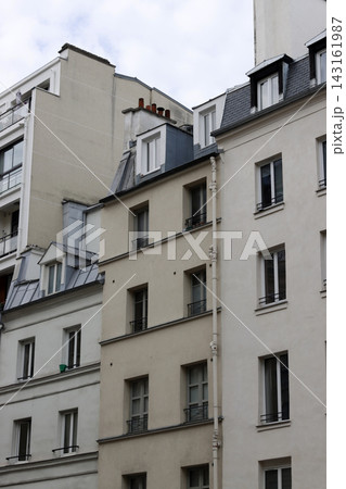 Classic building in the downtown of Paris, France 143161987