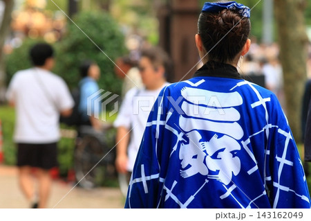 祭半纏の女性 神輿の担ぎ手 祭半纏の女性 神輿の担ぎ手 143162049