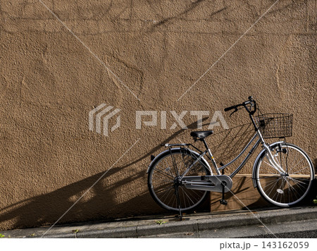 坂道と自転車とその影 坂道と自転車とその影 143162059