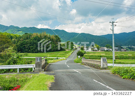 山里へ続く道　滋賀県大津市伊香立 143162227