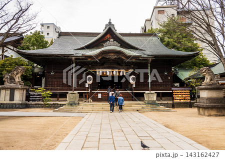 四柱神社と参拝する人 四柱神社と参拝する人 143162427