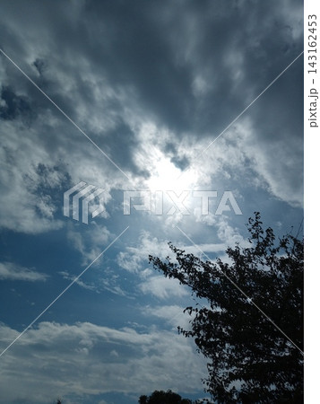 雲間から太陽が覗く様 雲間から太陽が覗く様 143162453