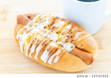 おいしいソーセージチーズドッグとホットコーヒーのモーニング おいしいソーセージチーズドッグとホットコーヒーのモーニング 143162828