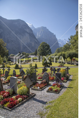 Lauterbrunnen valley cemetery with mountains and blooming flowers Lauterbrunnen valley cemetery with mountains and blooming flowers 143162858