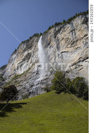Staubbach falls dropping down lauterbrunnen valley cliff 143162859