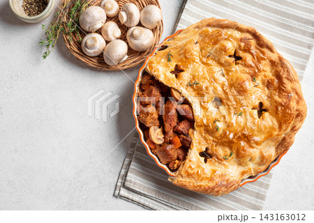 Beef steak and mushroom pie, meat pot pie 143163012