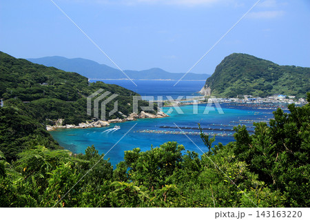 エメラルドグリーンの海に浮かぶ船 エメラルドグリーンの海に浮かぶ船 143163220