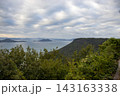 屋島展望台から望む瀬戸内海に浮かぶ女木島と男木島 143163338
