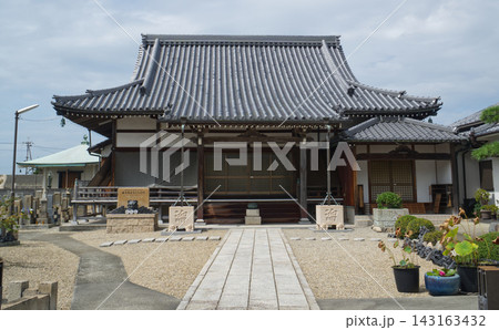 日本の伝統的な寺院の本堂と静かな境内の風景 日本の伝統的な寺院の本堂と静かな境内の風景 143163432